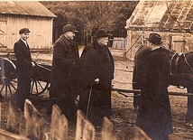 Arcybiskup Nowowiejski z księżmi Helenowskim (z lewej) i Zaleskim (z prawej) oraz lokajem Kwiatkowskim w Słupnie.