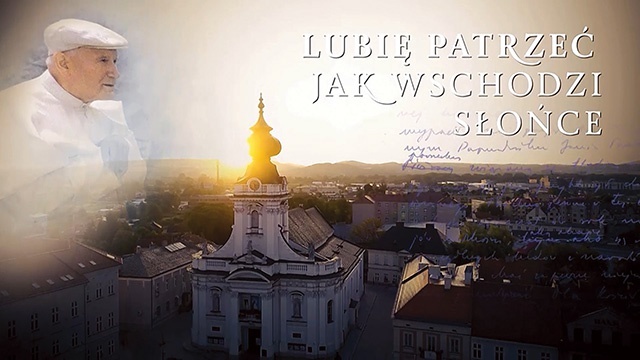 – Przy tej pełnej wyzwań produkcji obie instytucje – UPJPII i TVP – przyjęły postawę „nie lękajcie się” i odważnie na nią postawiły, za co jestem im bardzo wdzięczna – wspomina Paulina Guzik, reżyser.