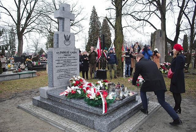 	Grób „Tarzana” pokryły kwiaty. Zapalono znicze.