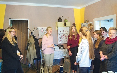 Z grupą w jednej z sal placówki. 