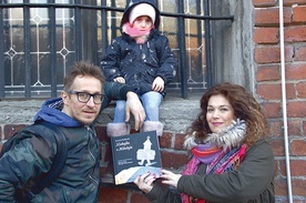▲	Autorzy grafik: M. Siemińska, S. Troka Wysocki i ich córka Oriana.
