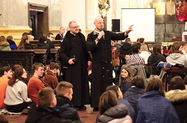 ▲	Czuwanie prowadził o. Maciej Ziębiec CSsR z młodzieżą z duszpasterstwa działającego przy parafii św. Józefa w Toruniu. Maturzyści wysłuchali katechezy i świadectw. Przystąpili do sakramentu pokuty i pojednania, trwali na adoracji Najświętszego Sakramentu, rozważali stacje Drogi Krzyżowej. Kulminacyjnym punktem czuwania była Msza św., której przewodniczył bp Jacek Jezierski.