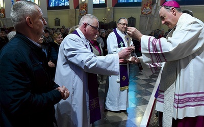 Wręczenie relikwii świętego kapucyna grupom z parafii Laskowa i Ostrów.