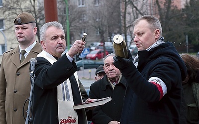 W łusce pocisku zamknięto akt erekcyjny i symbole  ważne dla bojowników antykomunistycznego podziemia. Kamień węgielny pobłogosławił ks. prał. Bogusław Połeć.