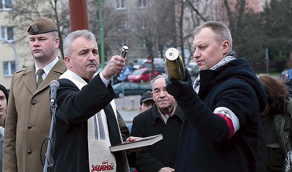 W łusce pocisku zamknięto akt erekcyjny i symbole  ważne dla bojowników antykomunistycznego podziemia. Kamień węgielny pobłogosławił ks. prał. Bogusław Połeć.