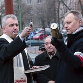 W łusce pocisku zamknięto akt erekcyjny i symbole  ważne dla bojowników antykomunistycznego podziemia. Kamień węgielny pobłogosławił ks. prał. Bogusław Połeć.