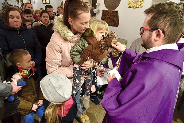 Wierni oddają cześć relikwiom świętego pustelnika.