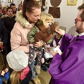 Wierni oddają cześć relikwiom świętego pustelnika.