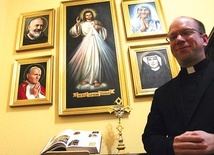 Ks. Bartosz Trojanowski z patronami Stowarzyszenia „Apostołowie Miłosierdzia”.