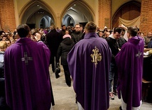 Obrzęd posypania głów popiołem.