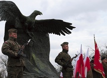 ▲	Po Mszy św. pod pomnikiem Żołnierzy Zrzeszenia Wolność i Niezawisłość złożono kwiaty i zapalono znicze.