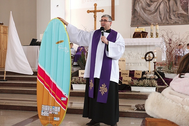 ▲	Nauki dla klas VII–VIII głosił ks. Mariusz Krycia.