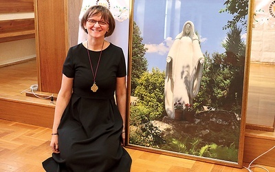 ▲	W ośrodku oazowym w Dąbrówce przy fotografii figury Niepokalanej, Matki Kościoła, która znajduje się w centrum Ruchu w Krościenku nad Dunajcem.