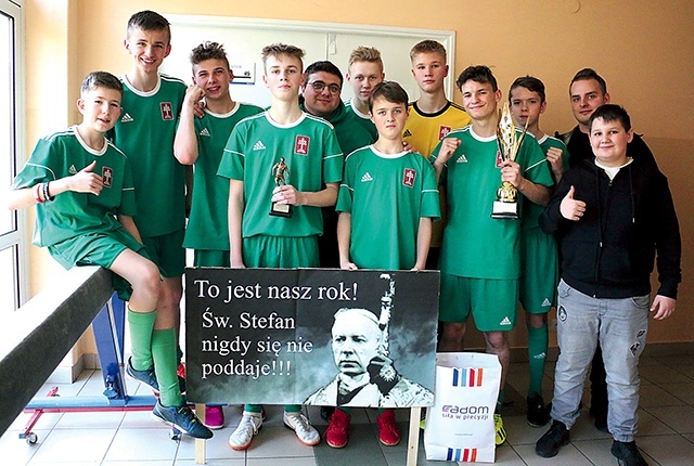 ▲	Lektorzy młodsi z parafii pw. św. Stefana w Radomiu z opiekunem ks. Krzysztofem Kołtunowiczem.