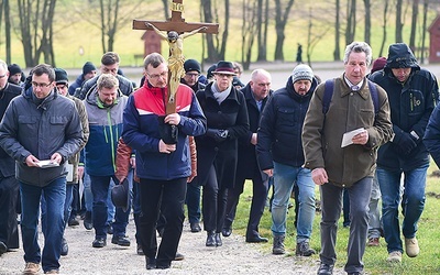 Droga Krzyżowa w plenerze.