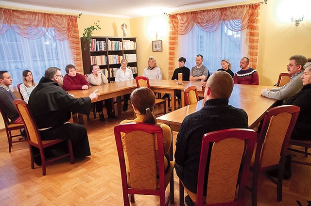 ▲	Uczestnicy spotkań dzielą się tym, jak słowo Boże działa w ich życiu.