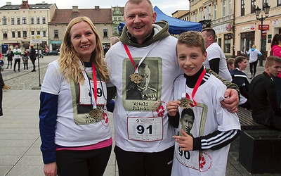 Brzeszczanie: Anna, Piotr i Szymon Kubiczkowie z „wilczymi” medalami.