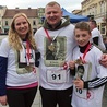 Brzeszczanie: Anna, Piotr i Szymon Kubiczkowie z „wilczymi” medalami.