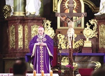 ▲	Bp Kiernikowski w katedrze pw. Świętych Piotra i Pawła odprawił Mszę św. za ofiary wykorzystania seksualnego.