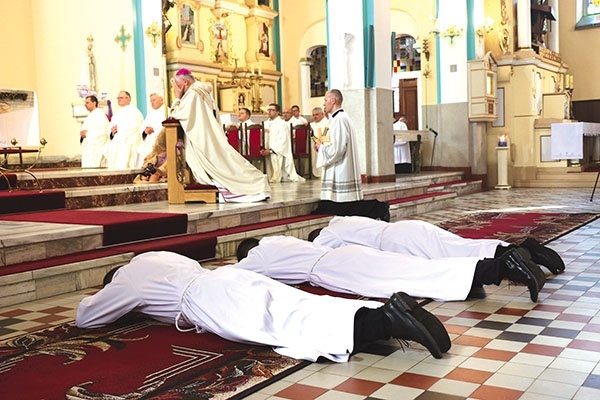 Podczas Litanii do Wszystkich Świętych kandydaci modlili się w postawie prostracji.