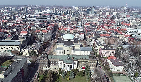 Katowickie śródmieście z lotu ptaka. Na pierwszym planie kuria metropolitalna i katedra.