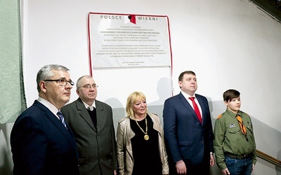 Tablica zawisła w budynku chorzowskiej szkoły, gdzie początkowo spotykali się młodzi.