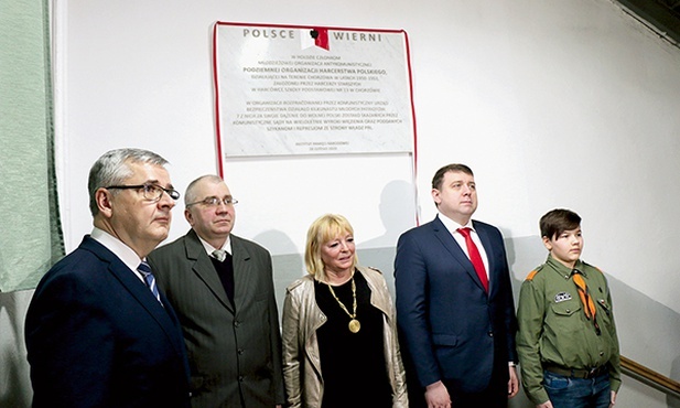 Tablica zawisła w budynku chorzowskiej szkoły, gdzie początkowo spotykali się młodzi.