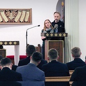 ▲	Anna i Radosław Rudzińscy dzielą się swoim świadectwem w seminaryjnej kaplicy.