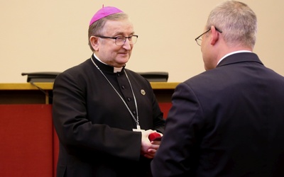 Biskup Regmunt otrzymał odznakę "Za Zasługi dla Ochrony Zdrowia" 