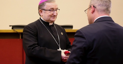 Biskup Regmunt otrzymał odznakę "Za Zasługi dla Ochrony Zdrowia" 