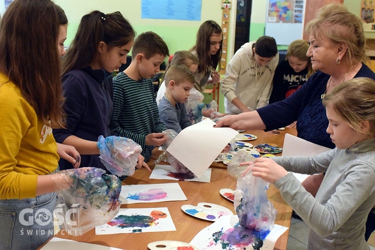 Zajęcia z koloroterapii w świetlicy dla dzieci Caritas Diecezji Świdnickiej