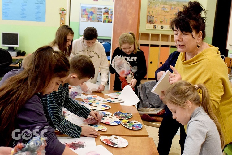 Zajęcia z koloroterapii w świetlicy dla dzieci Caritas Diecezji Świdnickiej