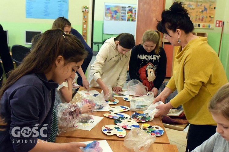 Zajęcia z koloroterapii w świetlicy dla dzieci Caritas Diecezji Świdnickiej