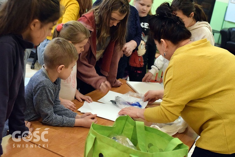 Zajęcia z koloroterapii w świetlicy dla dzieci Caritas Diecezji Świdnickiej