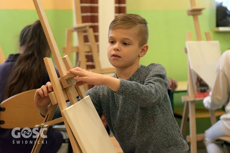 Zajęcia z koloroterapii w świetlicy dla dzieci Caritas Diecezji Świdnickiej