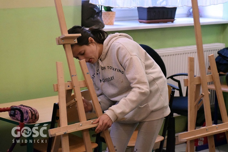 Zajęcia z koloroterapii w świetlicy dla dzieci Caritas Diecezji Świdnickiej