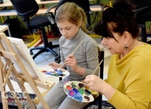 Pani Iwona uczyła dzieci malować i wyrażać swoje emocje przez kolory.