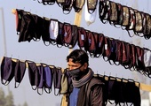 Uliczny sprzedawca maseczek w czasach paniki związanej z rozprzestrzenianiem się koronawirusa. 
27.02.2020 Peszawar, Pakistan
