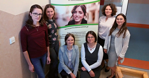 Izabela Wrześniak z podopiecznymi. – Jestem dumna, gdy dziewczęta zaczynają w siebie wierzyć i osiągać sukcesy – mówi.