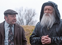 Major Grosicki (Zbigniew Zamachowski) nie szczędzi trudu, by skłonić ks. Zieję (Andrzej Seweryn) do współpracy.