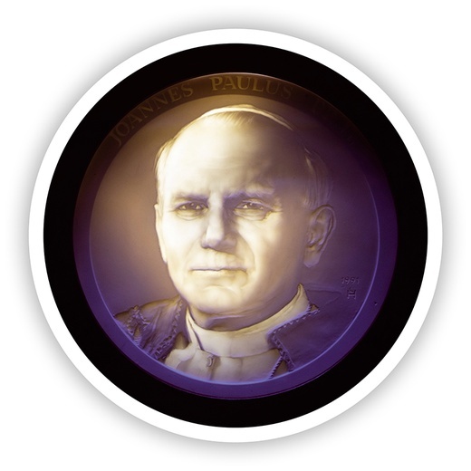 Porcelanowy medalion po podświetleniu.