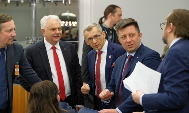 Szef KPRM: Będzie codzienna informacja dla klubów ws. koronawirusa