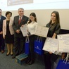 Laureatki, które zajęły trzy pierwsze miejsca, otrzymały zaproszenie do siedziby Parlamentu Europejskiego w Strasburgu.