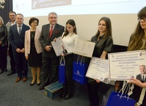 Laureatki, które zajęły trzy pierwsze miejsca, otrzymały zaproszenie do siedziby Parlamentu Europejskiego w Strasburgu.