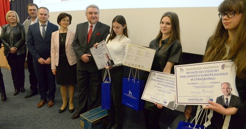 Laureatki, które zajęły trzy pierwsze miejsca, otrzymały zaproszenie do siedziby Parlamentu Europejskiego w Strasburgu.