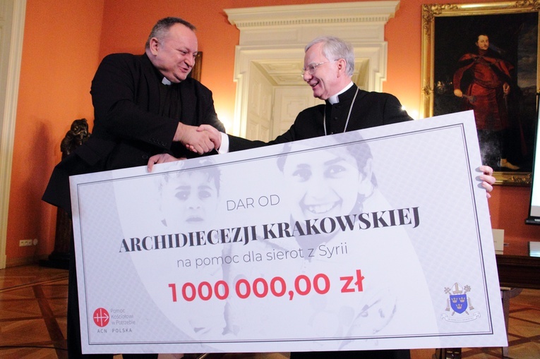 Abp Marek Jędraszewski przekazał czek od archidiecezji krakowskiej na 1 mln zł na rzecz sierot w Syrii