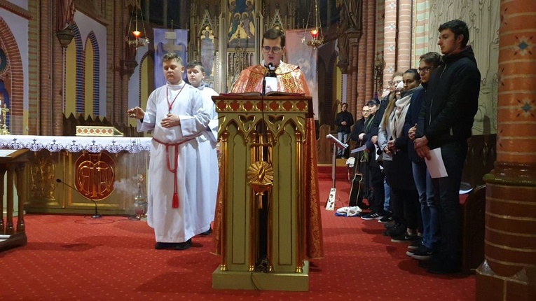 Ks. Łukasz Basisty w czasie celebracji w bielawskim kościele.