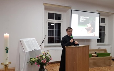 Ksiądz Tomasz Kowalczuk w czasie głoszenia konferencji.