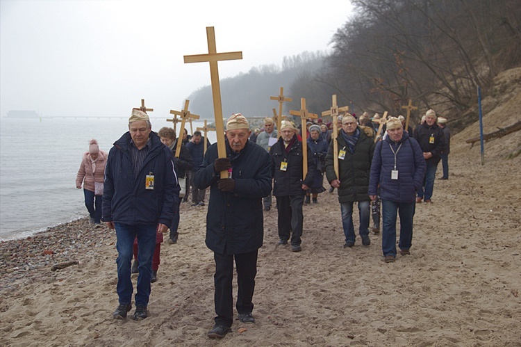 Droga Krzyżowa mężczyzn brzegiem morza w Gdyni.