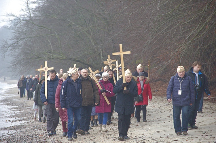 Droga Krzyżowa mężczyzn brzegiem morza w Gdyni.